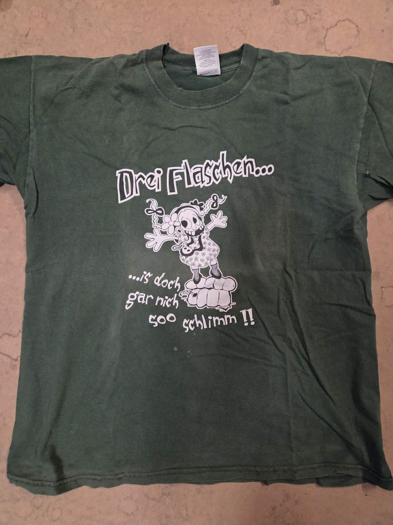 Drei Flaschen in `na Plastiktüte T-Shirt (XL / 2nd Hand) Left Over!